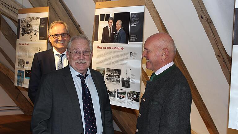 Oberstleutnant a.D. Gerhard Höhn (Mitte) erläuterte Mellrichstadts Bürgermeister Eberhard Streit (links) und Landrat Thomas Habermann die Ausstellung.