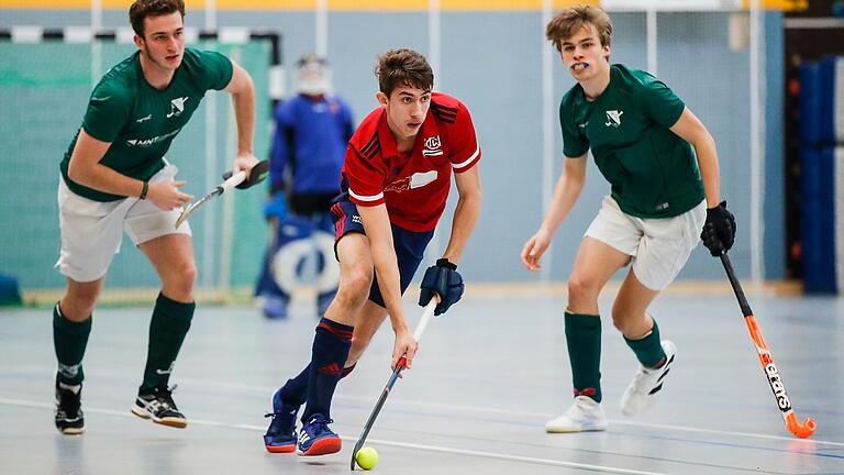 Niklas Eiselein (Mitte) vom HTC Würzburg führt im Heimspiel gegen Limburg den Ball. Im entscheidenden Meisterschaftsspiel gegen den Konkurrenten ASV München können die Würzburger im Hallenhockey in die Zweite Bundesliga aufsteigen. Niklas Eiselein (Mitte) vom HTC Würzburg führt im Heimspiel gegen Limburg den Ball. Im entscheidenden Meisterschaftsspiel gegen den Konkurrenten ASV München können die Würzburger im Hallenhockey in die Zweite Bundesliga aufsteigen.