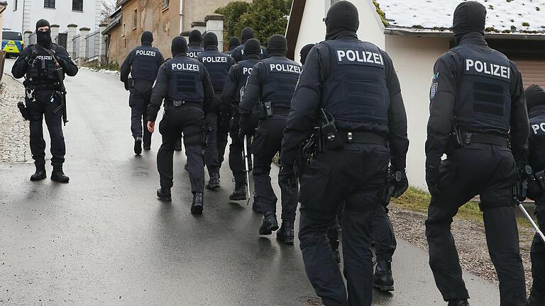 Auch in Thüringen - wie hier in Saaldorf - waren Einsatzkräfte der Polizei am Durchsuchen. Auch in Thüringen - wie hier in Saaldorf - waren Einsatzkräfte der Polizei am Durchsuchen.