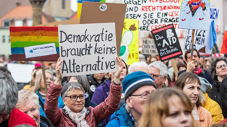 Tausende Menschen nehmen am Samstag 17.02.24 an der Demonstration für Demokratie durch die Innenstadt von Bad Neustadt teil.