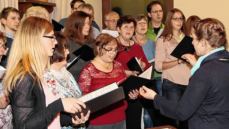 Erstmals beim Fränkischen Abend im Bürgerhaus dabei: der Gesangverein Glasofen unter Leitung von Theresa Holzmeier. Erstmals beim Fränkischen Abend im Bürgerhaus dabei: der Gesangverein Glasofen unter Leitung von Theresa Holzmeier.