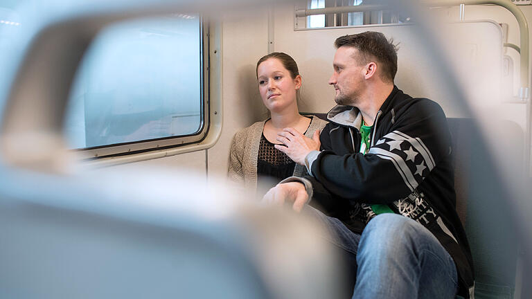 Wie geht Zivilcourage? Rollenspiele bereiten auf den Ernstfall vor - Nachgestellte Szene: Ein aufdringlicher Mann belästigt eine junge Frau. Wie geht Zivilcourage? Rollenspiele bereiten auf den Ernstfall vor - Nachgestellte Szene: Ein aufdringlicher Mann belästigt eine junge Frau.