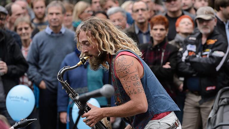 Internationale Musik und Kleinkunst in der Innenstadt bietet vom 7. bis 9. September wieder das Stramu-Festival. Im Bild der Saxophonist der Band La Familia Flotante, die im vergangenen Jahr auftrat. Foto: Daniel Peter