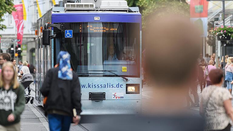 Wer braucht schon Abenteuer-Ausflüge? Die Fahrt in der Straßenbahn kann schnell selbst zur erlebnisreichen Kurzreise werden.