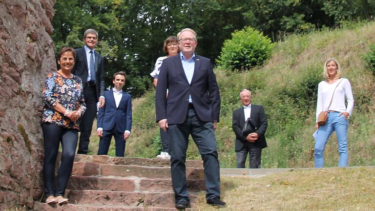 Zuschussgeber-Konferenz für den Theaterbau hinter der Gemündener Scherenburg mit (von links) MdB Patricia Lips, Lothar Stürzebecher (Bundeskulturministerium), Jakob Albert (Geschäftsführer Scherenburgfestspiele), Manuela Rubenbauer (Scherenburgfestspiele), MdB Hans Michelbach, Karl Baumeister (Steuerberater) und Bianca Ditterich (Scherenburgfestspiele).