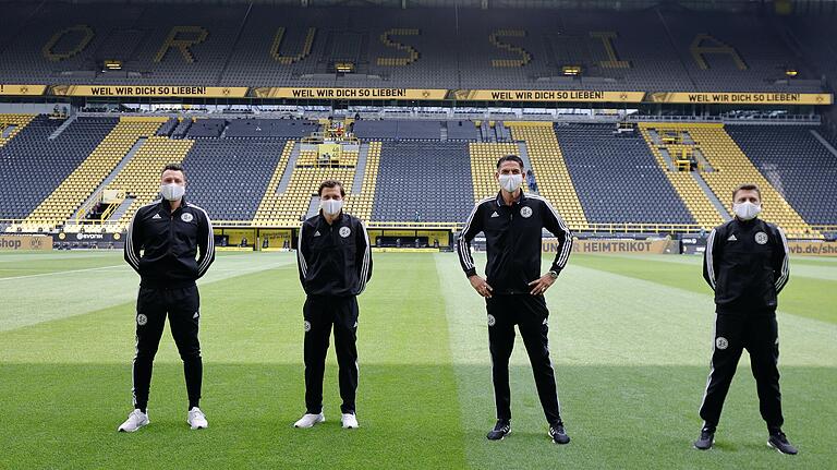 Fußball in Corona-Zeiten: das Gespann von Deniz Aytekin (dritter von links) im Mai vor dem Revierderby&nbsp; in der leeren Signal-Iduna-Arena in Dortmund.