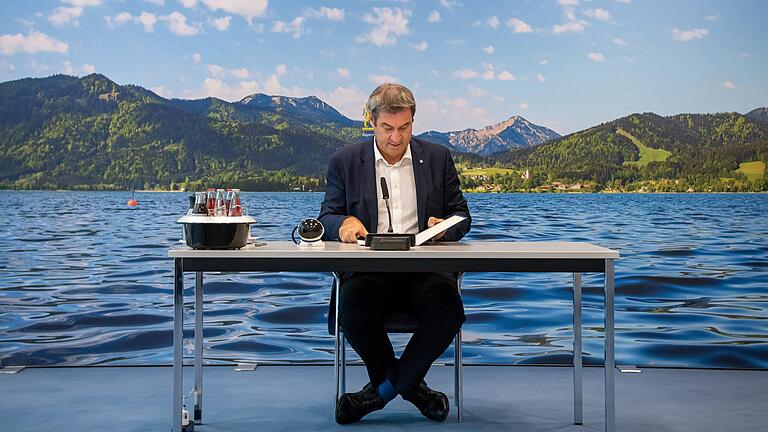 Neue Corona-Regeln für Bayern, beschlossen vor idyllischer Alpenkulisse: Ministerpräsident Markus Söder (CSU) am Dienstag vor der Sitzung des bayerischen Kabinetts.&nbsp;