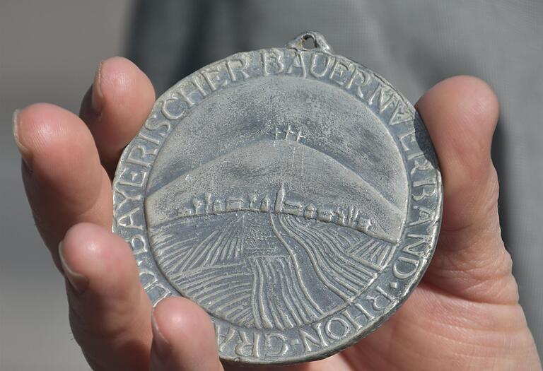 BBV-Kreisobermann Mathias Klöffel überreichte die Medaille des Bauernverbands. BBV-Kreisobermann Mathias Klöffel überreichte die Medaille des Bauernverbands.