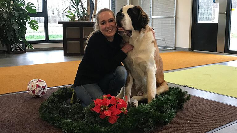 Kosten steigen, Spenden gehen zurück: Das Tierheim hofft auch auf Sachspenden, deswegen gibt es auf der Homepage einen Wunschzettel. Das Bild zeigt Tierheimleiterin Britta Merkel mit Hund Teddy.