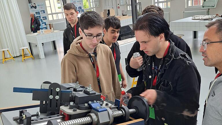 Do it Yourself - Don Bosco Berufsschüler lernen in der Firma Würth. Do it Yourself - Don Bosco Berufsschüler lernen in der Firma Würth.
