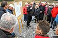 Aufmerksame Zuhörer: Ausführliche Erläuterungen zur Erschließung der Gewerbegebietserweiterung gab beim Infogang der Gemeinde Veitshöchheim Bauamtsleiter Gerhard Reichert (mit Mikro).