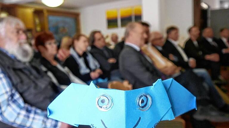Die Schüler der Grundschule Markt Einersheim hatten zur Einführung Fledermäuse aus Papier gebastelt. Die Schüler der Grundschule Markt Einersheim hatten zur Einführung Fledermäuse aus Papier gebastelt.