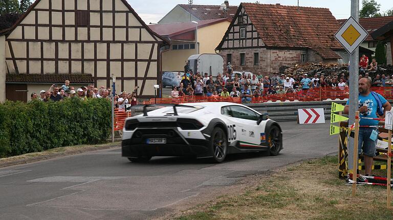 Beim Rundkurs in Sulzdorf säumten Hunderte von Zuschauern die Strecke. Beim Rundkurs in Sulzdorf säumten Hunderte von Zuschauern die Strecke.