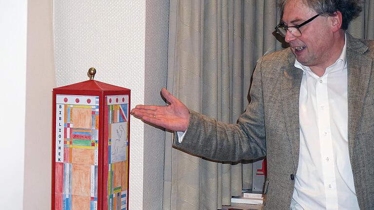 Diese 'Lichtsäule Bücherwelt', die Glaskünstler Günther Johrend (im Bild) dem Gemeinderat präsentierte, würde den Räten am besten gefallen. Allerdings sprengt der Preis den Rahmen des Vorgesehenen.