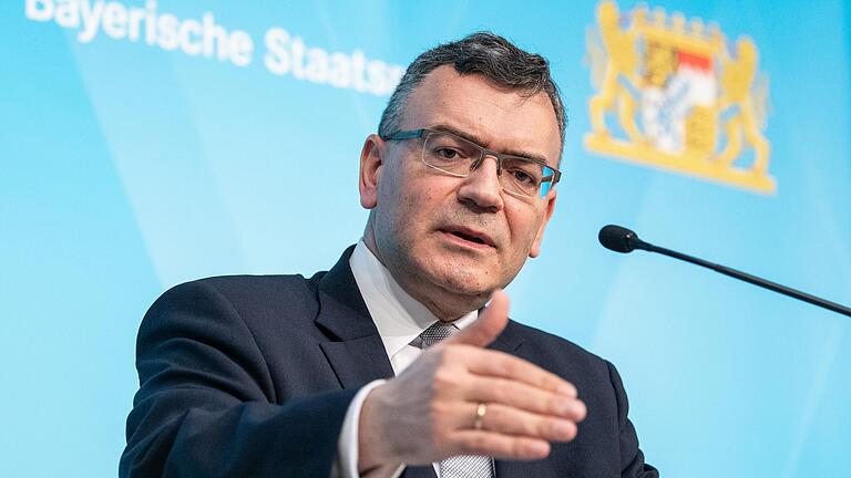 Schließt trotz sprunghaft steigender Corona-Neuinfektionen in Bayern auch für Ungeimpfte einen neuen Lockdown aus: Florian Herrmann (CSU), Leiter der bayerischen Staatskanzlei. Schließt trotz sprunghaft steigender Corona-Neuinfektionen in Bayern auch für Ungeimpfte einen neuen Lockdown aus: Florian Herrmann (CSU), Leiter der bayerischen Staatskanzlei.