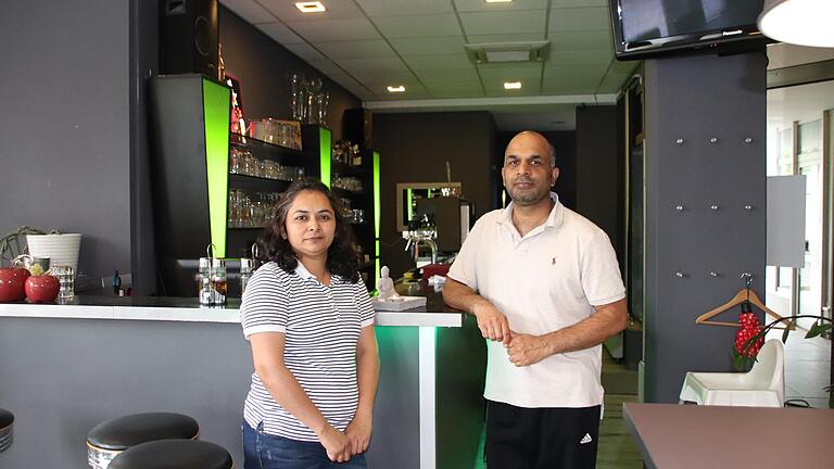 Sandeep Mala (links) und ihr Mann Sanjeev Kumar Sood bringen in ihrem Restaurant 'Metro 74' in Karlstadt italienische und indische Küche zusammen.