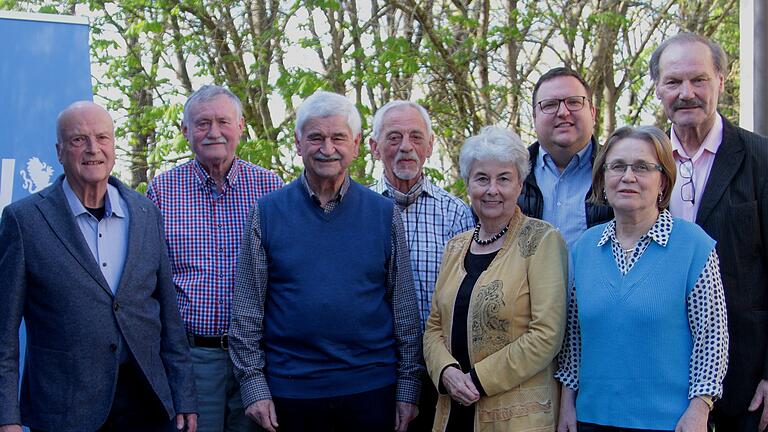 Der neue Kreisvorstand der Senioren-Union Haßbergkreis mit (von links) Bezirksvorsitzender Walter Gutmann, Robert Schuler, Georg Stütz, Günter Birkel, Hedwig Kraft, stellvertretendem CSU-Kreisvorsitzender Alexander Bergmann, Isolde Schuck sowie Vorsitzendem Wolfgang Kunzmann. Der neue Kreisvorstand der Senioren-Union Haßbergkreis mit (von links) Bezirksvorsitzender Walter Gutmann, Robert Schuler, Georg Stütz, Günter Birkel, Hedwig Kraft, stellvertretendem CSU-Kreisvorsitzender Alexander Bergmann, Isolde Schuck sowie Vorsitzendem Wolfgang Kunzmann.