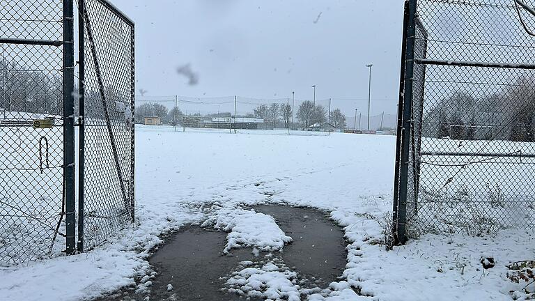 Der Sportplatz in Eisingen unter der Woche von Schnee bedeckt. Der Sportplatz in Eisingen unter der Woche von Schnee bedeckt.