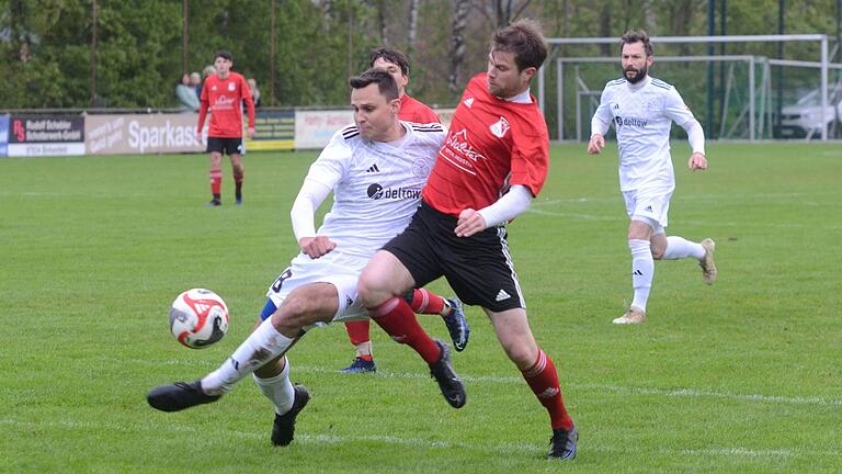 Knie an Knie: Alexander Roos (rechts) vom SV Birkenfeld im Zweikampf mit Andre Spatz vom TSV Heimbuchenthal. Knie an Knie: Alexander Roos (rechts) vom SV Birkenfeld im Zweikampf mit Andre Spatz vom TSV Heimbuchenthal.