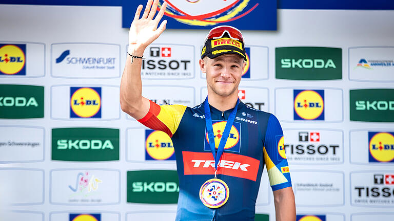 Jonathan Milan gewinnt mit 53 km/h im Durchschnitt den Prolog der Deutschland Tour 2024 in Schweinfurt. Die Rennradler der Deutschland - Tour gastierten am Mittwoch 21.08.24 für den Prolog in der Schweinfurter Innenstadt. Das Rennspektakel lockte tausende Zuschauer auf den Marktplatz und entlang der Prolog-Strecke. Am Donnerstag starten die Profi-Rennradler dann mit der ersten Etappe von Schweinfur nach Heilbronn.