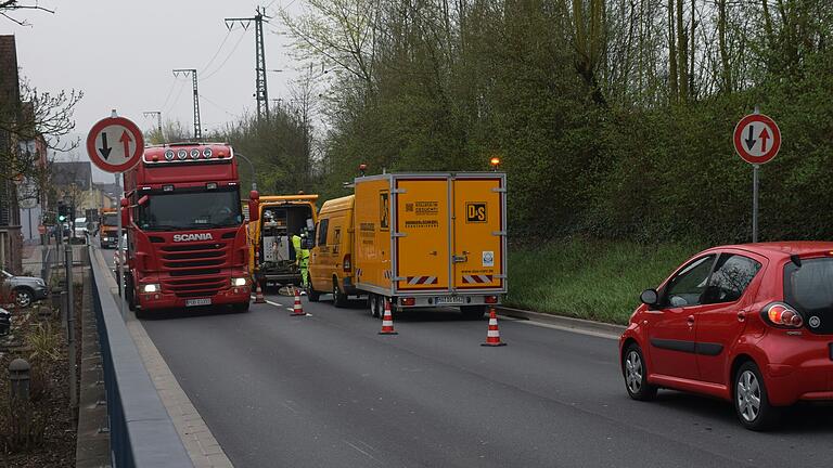 In der Ortsdurchfahrt Gemünden geht es mitunter eng zu. Eine linksmainische Umgehung sollte eigentlich Entlastung bringen, aber bei der Planung geht nichts voran.