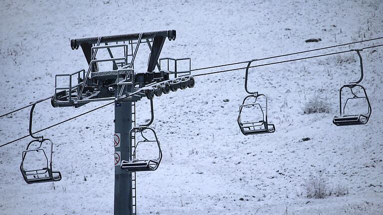 Skilift im Raum Balderschwang       -  Die Behörden prüfen derzeit, ob in einem Skigebiet illegal Wasser zum Betrieb von Schneekanonen entnommen worden ist. (Archivbild)