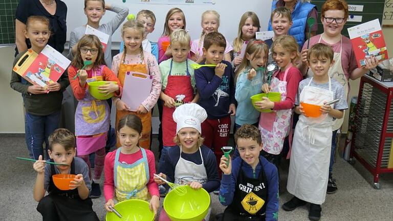 Die AOK unterstützt die Grundschule Leinach mit einer Kochkiste samt Zubehör, um den Kindern den Bereich „gesunde Ernährung“ näher zubringen.