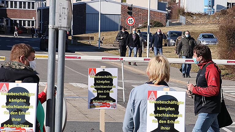 Rund um den „Valeo-Kreisel“ und im Bereich des Werkseinganges symbolisierten 95 Schilder den Abbau von erfolgten und geplanten Arbeitsplätzen. Rund um den „Valeo-Kreisel“ und im Bereich des Werkseinganges symbolisierten 95 Schilder den Abbau von erfolgten und geplanten Arbeitsplätzen.