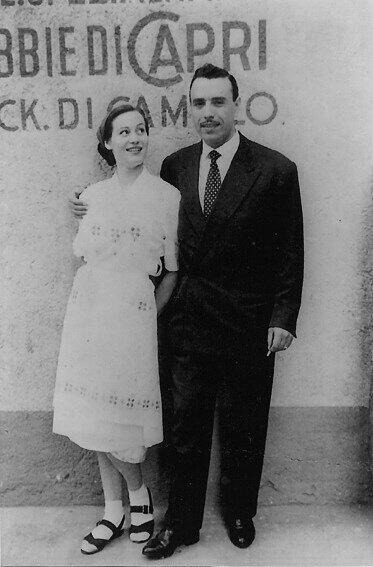 Janina und Nick di Camillo vor ihrem Restaurant, um 1954. Die Balletttänzerin aus Würzburg hatte den Italiener in Nürnberg kennengelernt.