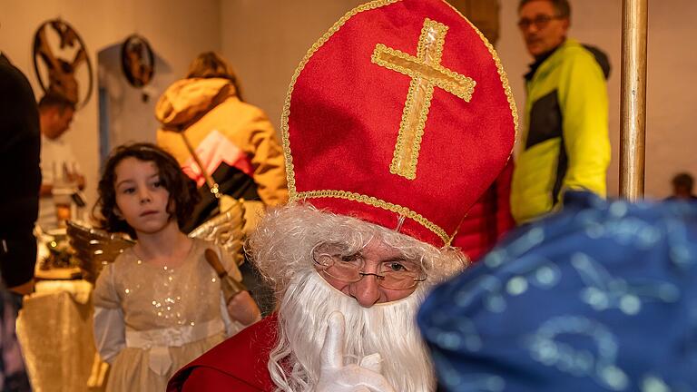 Auch der Nikolaus war mit seinem Engel bei der romantischen Klosterweihnacht in Kloster Wechterswinkel unterwegs.