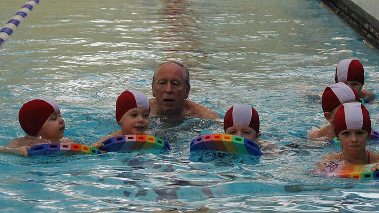 Schwimmlehrer Norbert Klodwig mit einem Kurs.  Foto: Benedikt Borst       -  Schwimmlehrer Norbert Klodwig mit einem Kurs.  Foto: Benedikt Borst