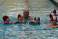 Schwimmlehrer Norbert Klodwig mit einem Kurs.  Foto: Benedikt Borst       -  Schwimmlehrer Norbert Klodwig mit einem Kurs.  Foto: Benedikt Borst