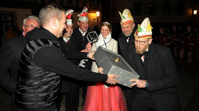 Die Übergabe der Stadtkasse musste diesmal auf dem Rathausplatz stattfinden. Der Datenschutz hielt das Rathaus narrenfrei.