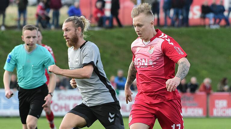 Jens Trunk (rechts) vom TSV Aubstadt in einem von vielen Laufduellen im Spiel gegen den SV Wacker Burghausen (Moritz Sommerauer).