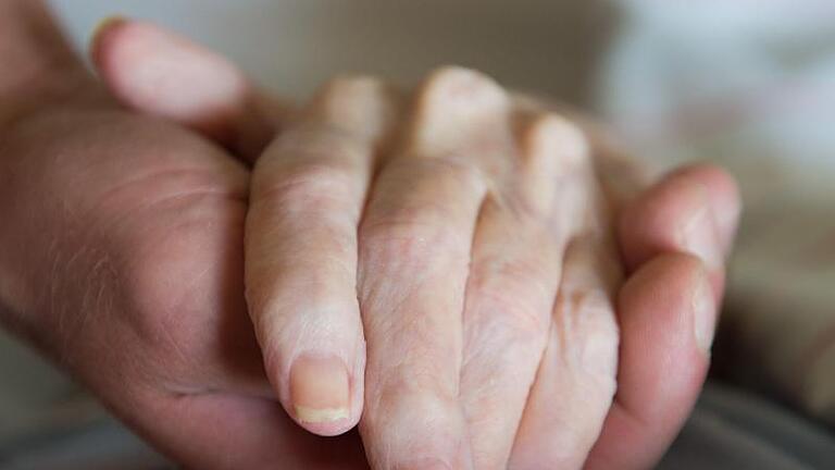 Sollten Sterbewillige ein Recht auf Zugang zu Betäubungsmitteln haben, mit denen sie den Suizidwunsch umsetzen können?. Foto: Sebastian Kahnert/dpa/Symbolbild       -  Sollten Sterbewillige ein Recht auf Zugang zu Betäubungsmitteln haben, mit denen sie den Suizidwunsch umsetzen können?