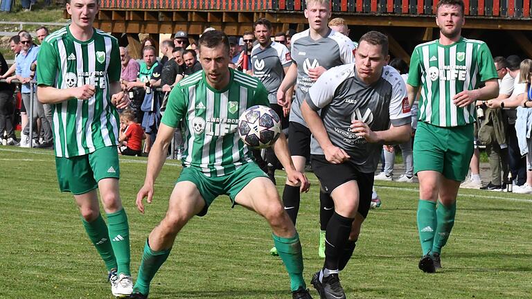 Das Spielertrainer-Duo Sebastian Heinlein (links) vom FC Untererthal und David Böhm vom gastgebenden FC Reichenbach sind stets Vorbilder in Sachen Einsatz und Kampf und trugen jeweils einen Treffer zum Spiel bei, beim 2:1-Heimsieg der Teutonen.       -  Das Spielertrainer-Duo Sebastian Heinlein (links) vom FC Untererthal und David Böhm vom gastgebenden FC Reichenbach sind stets Vorbilder in Sachen Einsatz und Kampf und trugen jeweils einen Treffer zum Spiel bei, beim 2:1-Heimsieg der Teutonen.