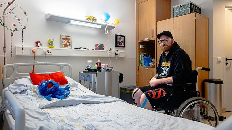 Dominik Klebrig in seinem Krankenhauszimmer in der Schön-Klinik in Bad Staffelstein.