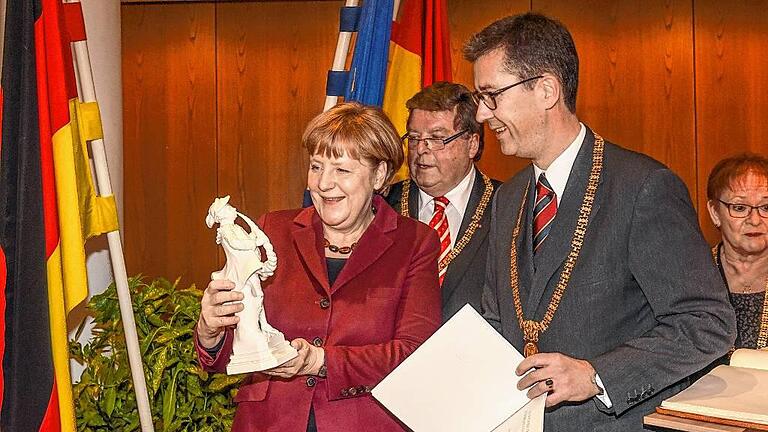 Merkel in Würzburg: Eintrag ins Goldene Buch - Viel Zeit hatte Bundeskanzlerin Angela Merkel nicht mitgebracht zum Diözesanempfang am Montagabend im Würzburger Congress Centrum. Kurz vor ihrer halbstündigen Rede reichte es aber zu einer kurzen Begegnung mit Würzburgs Oberbürgermeister Christian Schuchardt und den Bürgermeistern (Hintergrund) Adolf Bauer und Marion Schäfer. Die drei hatten das Goldene Buch der Stadt Würzburg mitgebracht, in die sich die Kanzlerin mit folgendem Gruß eintrug: „Alle guten Wünsche für die Bürgerinnen und Bürger Würzburgs“. Vom OB bekam Merkel als Stadtgeschenk den „Tanzenden Schäfer“. Rund 2000 Gäste waren zum Diözesanempfang gekommen, der aus Kapazitätsgründen von der Universität ins CCW umgezogen war. Merkel sprach über „Pluralität und Identität als Herausforderung und Chance“. In ihrer Rede schnitt sie einige Themen wie Migration und Globalisierung an, ohne auf konkrete Aspekte einzugehen. So zeigten sich im Anschluss auch CSU-Vertreter zufrieden mit dem Auftritt. „Eine großartige Rede, sie hat die Themen klar angesprochen“, fand etwa Würzburgs Landrat Eberhard Nuß. Landtagspräsidentin Barbara Stamm freute sich, dass Merkel den „Zusammenhalt in der Gesellschaft“ betont habe. Wichtig sei zusammenzuführen statt zu spalten. Auch Oberbürgermeister Christian Schuchardt (CDU): äußerte sich positiv: „Frau Merkel hat uns wichtige Anregungen für das Zusammenleben in Deutschland gegeben. Ich bin überzeugt, mit Toleranz, Offenheit und Menschlichkeit gelingt es uns, die Herausforderungen der vergangenen Monate, in der Tausende bei uns Hilfe suchten, zu meistern.“ Der Empfang in unserem Liveblog nachzulesen unter: http://live.mainpost.de Merkel in Würzburg: Eintrag ins Goldene Buch - Viel Zeit hatte Bundeskanzlerin Angela Merkel nicht mitgebracht zum Diözesanempfang am Montagabend im Würzburger Congress Centrum. Kurz vor ihrer halbstündigen Rede reichte es aber zu einer kurzen Begegnung mit Würzburgs Oberbürgermeister Christian Schuchardt und den Bürgermeistern (Hintergrund) Adolf Bauer und Marion Schäfer. Die drei hatten das Goldene Buch der Stadt Würzburg mitgebracht, in die sich die Kanzlerin mit folgendem Gruß eintrug: „Alle guten Wünsche für die Bürgerinnen und Bürger Würzburgs“. Vom OB bekam Merkel als Stadtgeschenk den „Tanzenden Schäfer“. Rund 2000 Gäste waren zum Diözesanempfang gekommen, der aus Kapazitätsgründen von der Universität ins CCW umgezogen war. Merkel sprach über „Pluralität und Identität als Herausforderung und Chance“. In ihrer Rede schnitt sie einige Themen wie Migration und Globalisierung an, ohne auf konkrete Aspekte einzugehen. So zeigten sich im Anschluss auch CSU-Vertreter zufrieden mit dem Auftritt. „Eine großartige Rede, sie hat die Themen klar angesprochen“, fand etwa Würzburgs Landrat Eberhard Nuß. Landtagspräsidentin Barbara Stamm freute sich, dass Merkel den „Zusammenhalt in der Gesellschaft“ betont habe. Wichtig sei zusammenzuführen statt zu spalten. Auch Oberbürgermeister Christian Schuchardt (CDU): äußerte sich positiv: „Frau Merkel hat uns wichtige Anregungen für das Zusammenleben in Deutschland gegeben. Ich bin überzeugt, mit Toleranz, Offenheit und Menschlichkeit gelingt es uns, die Herausforderungen der vergangenen Monate, in der Tausende bei uns Hilfe suchten, zu meistern.“ Der Empfang in unserem Liveblog nachzulesen unter: http://live.mainpost.de