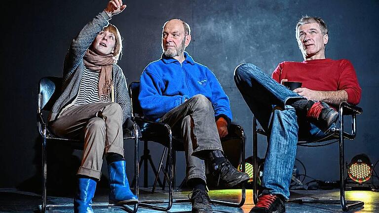 20 Jahre Theater Ensemble - Auf dem Bürgerbräu-Gelände ist seit 25 Jahren das Theater Ensemble daheim. Norbert Bertheau (Mitte) hat es gegründet, mit Karolin Benker und Andreas Büettner leitet er es: die große Bühne mit 50 Zuschauerplätzen, dazu ein kleines Studio für die ganz wilden Stücke und, unter freiem Himmel, die Sommerbühne hinter dem Theater. 20 Jahre Theater Ensemble - Auf dem Bürgerbräu-Gelände ist seit 25 Jahren das Theater Ensemble daheim. Norbert Bertheau (Mitte) hat es gegründet, mit Karolin Benker und Andreas Büettner leitet er es: die große Bühne mit 50 Zuschauerplätzen, dazu ein kleines Studio für die ganz wilden Stücke und, unter freiem Himmel, die Sommerbühne hinter dem Theater.