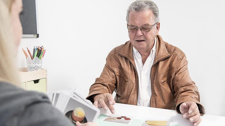 Mithilfe von Symbolbildern lernt ein Schlaganfallpatient zu sprechen. Mithilfe von Symbolbildern lernt ein Schlaganfallpatient zu sprechen.