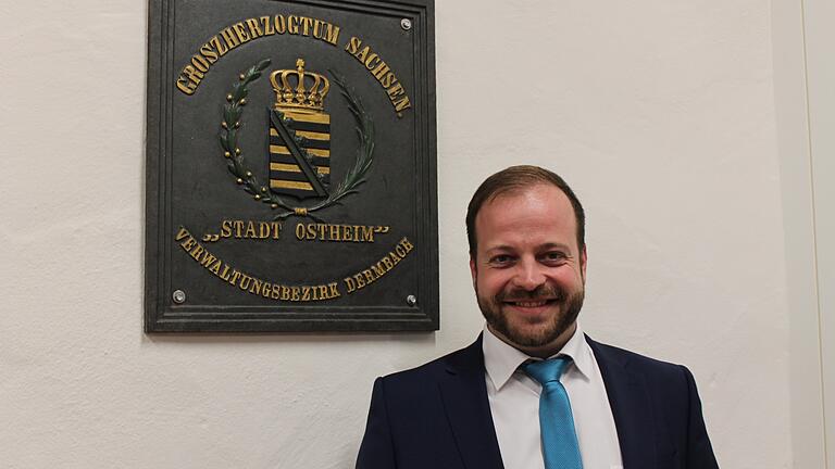 Steffen Malzer wird ab 1. Mai 2020 als erster Bürgermeister die Stadt Ostheim in die nächsten sechs Jahre führen. Steffen Malzer wird ab 1. Mai 2020 als erster Bürgermeister die Stadt Ostheim in die nächsten sechs Jahre führen.