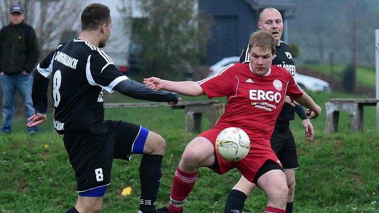 Bastian Bohland (rotes Trikot) und die SG Oberelsbach/Ober-Unterwaldbehrungen spielen am Sonntag gegen den FC Bayern Fladungen um einen Platz in der Kreisklasse.