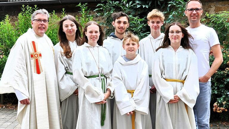 Verabschieden sich aus dem Ministrantendienst in Unterspiesheim: Emma Heining, Selina Roth, Fynn Friedrich, Pascal Baumann, Maximilian Ortner, Cecile´ Baumann. Mit im Bild: Pfarrer Thomas Amrehn und Pastoralreferent Dr. Stephan Heining (rechts), der sich nach zehn Jahren ehrenamtlicher Mitarbeit aus dem Pfarreiteam verabschiedet.