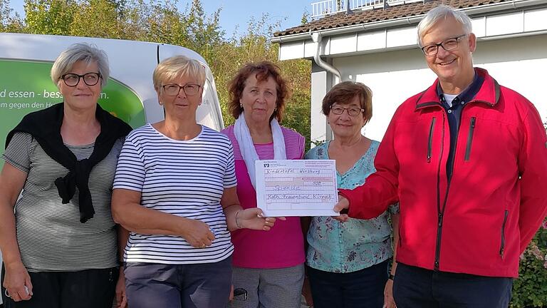 Zur Übergabe der Spende an die Würzburger Kindertafel fanden sich zusammen: (von links)&nbsp; Gertrud Thoma, Renate Hartmann, Alma Reinsfelder, Romy Mantel&nbsp; (alle Katholischer Frauenbund Kürnach) und Herr Wiegand (Kindertafel).&nbsp;