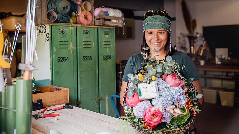 Katharina Keßler hat im vergangenen Jahr ihren Blumenladen 'Blattwerk' geschlossen. Jetzt macht sie sich als Auftragsfloristin im alten Schwimmbad in Wülfershausen selbstständig.