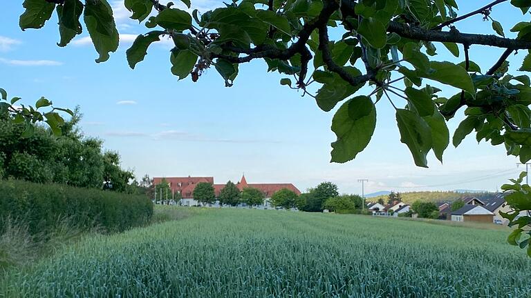Das Neubaugebiet in Ostheim entsteht zwischen dem Kleinen Burgweg und der Burgstraße, angrenzend an die bestehende Wohnsiedlung. Das Neubaugebiet in Ostheim entsteht zwischen dem Kleinen Burgweg und der Burgstraße, angrenzend an die bestehende Wohnsiedlung.