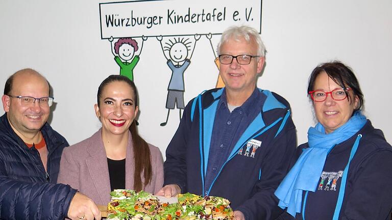 In der neuen Stube der Kindertafel  (von rechts): Vorsitzende Ute Kremen, Schatzmeister Hans-Berthold Wiegand, Sozialreferentin Hülya Düber und der stellvertretende Vorsitzende Stadtrat Udo Feldinger.