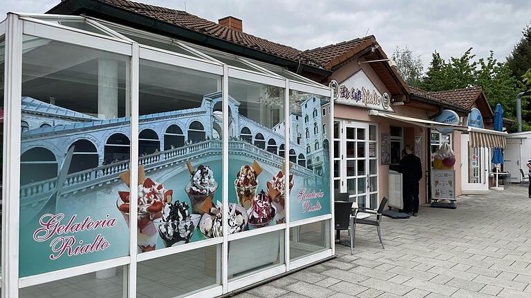 Das Eiscafé 'Rialto' am Busbahnhof von Bad Neustadt: Die Kugel Eis kostet hier regulär 1,70 Euro. Das Eiscafé 'Rialto' am Busbahnhof von Bad Neustadt: Die Kugel Eis kostet hier regulär 1,70 Euro.