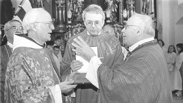 Zum Abschied vom Kloster Kreuzberg im Jahr 2001 wurde Pater Alexander (links) von Generalvikar Karl Hillenbrand (Mitte) mit der Liborius-Wagner-Plakette ausgezeichnet. Dazu gratulierten ihm der damalige Prälat Karl Brand. Zum Abschied vom Kloster Kreuzberg im Jahr 2001 wurde Pater Alexander (links) von Generalvikar Karl Hillenbrand (Mitte) mit der Liborius-Wagner-Plakette ausgezeichnet. Dazu gratulierten ihm der damalige Prälat Karl Brand.