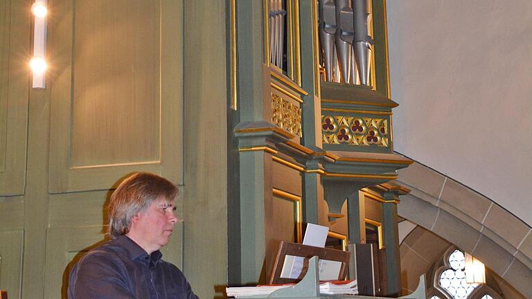 Regionalkantor Peter Rottmann stellte  die Klangfülle der Schlimbach Orgel in der Stadtpfarrkirche Bad Königshofen vor. Dafür gab es stehende Ovationen. Foto: Friedrich       -  Regionalkantor Peter Rottmann stellte  die Klangfülle der Schlimbach Orgel in der Stadtpfarrkirche Bad Königshofen vor. Dafür gab es stehende Ovationen. Foto: Friedrich